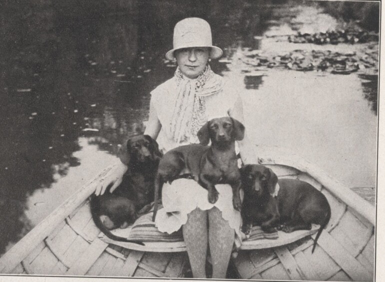Madame Norine et ses bassets Variétés sept1928 2